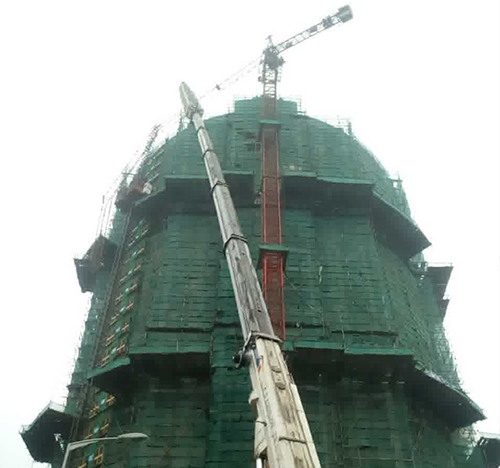 武安吊车在工地上作业